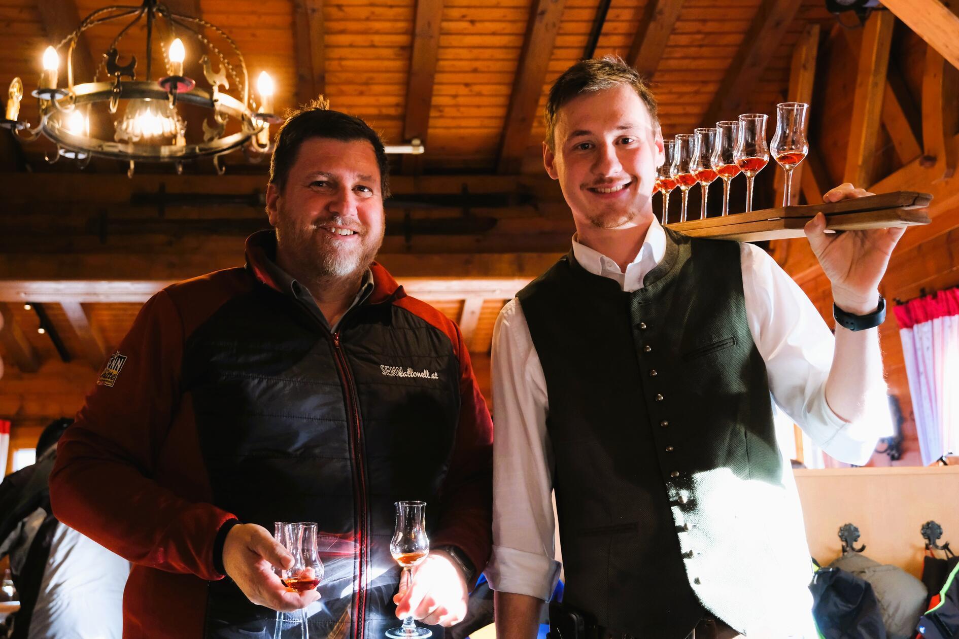 Die Sennhütte in St. Anton schenkt hausgemachte Schnäpse aus. Auf dem Foto sind mit Markus und Fabian Senn (von links) die zweite beziehungsweise dritte Generation der Familie vertreten.