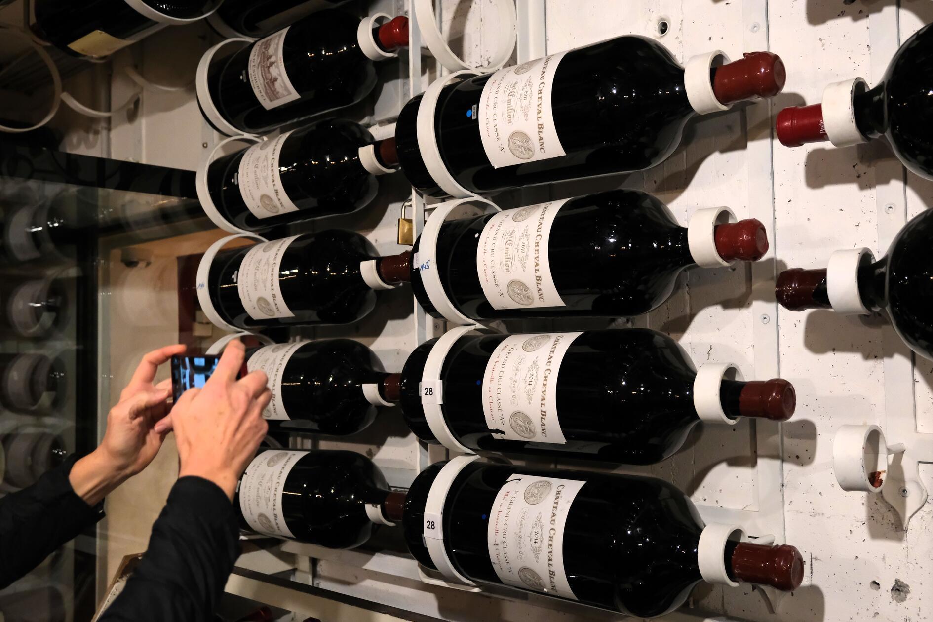 Die umfangreichste Bordeaux-Großflaschensammlung der Welt im Keller der Hospiz-Alm trägt ihren Teil dazu bei. Eine 12-Liter-Weinflasche aus dem Jahr 2010 ist für schlappe 95.000 Euro zu haben.