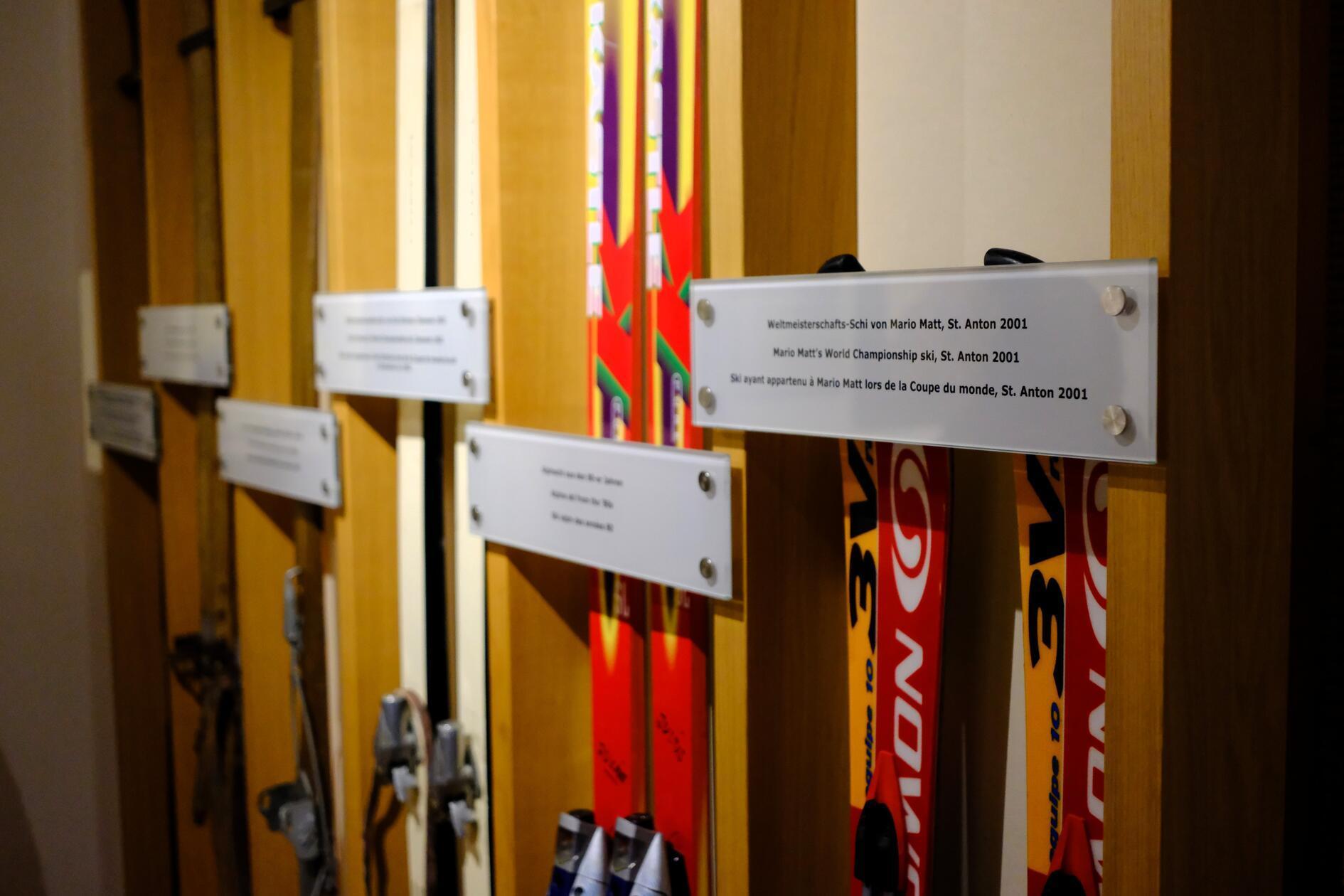 2001 durfte der Wintersportort die Ski-Weltmeisterschaft ausrichten. Im Vordergrund sind die Ski von Mario Matt zu sehen, der damals den Slalom gewann.