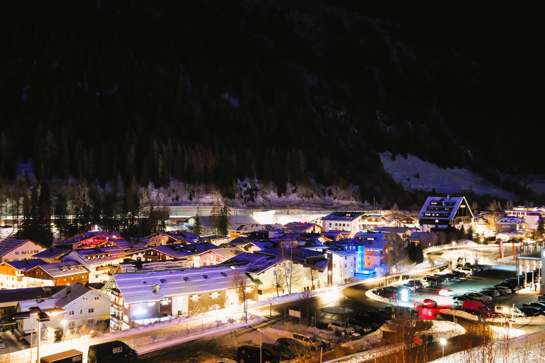 Lange Zeit führte die Arlbergbahn mitten durch den Ort. Anlässlich der Ski-Weltmeisterschaft wurde sie größtenteils in Tunnel verbannt. Heute ist der weiterhin zentral gelegene Bahnhof (im Hintergrund am Berghang) die höchste ICE-Station überhaupt.