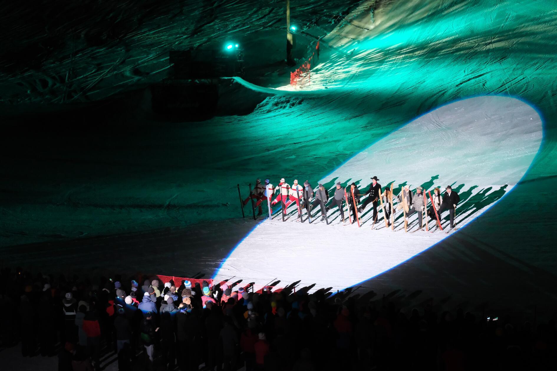 Jeden Mittwochabend findet in St. Anton eine kostenlosen Skishow mit dem Schwerpunkt auf der Geschichte des Skisports statt.