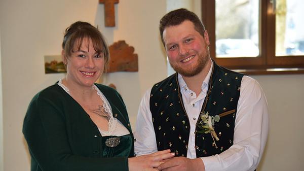 Bei strahlendem Sonnenschein haben Katharina Gugel und Maximilian Fiehl – beide aus alteingesessenen Familien in Pavelsbach – am Freitagmittag im Deutschordensschloss in Postbauer-Heng geheiratet. Der 33-jährige Pharmakant und die 32-jährige Bäckerin haben sich, ganz im Trend der Zeit, beim Chatten im weltweiten Netz im Juni 2023 entdeckt, obwohl beide in Pavelsbach „dahoam“ sind. Das war in der Früh. Bereits am Nachmittag machten sie „Nägel mit Köpfen“ und trafen sich am Rothsee zum Spazierengehen und auf ein Eis. Es passte.