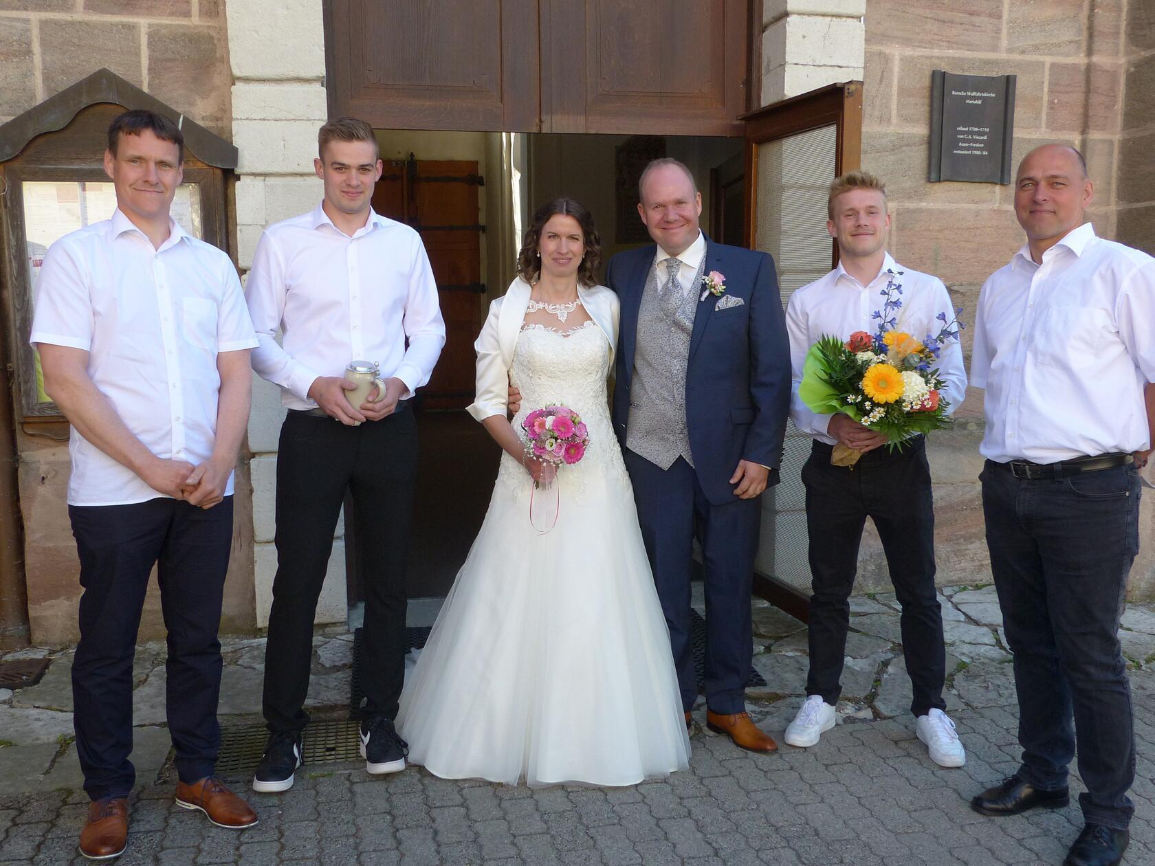 Im September 2020 haben sich Martina, geborene Hofmann, aus Sindersdorf und Johannes Hildebrand vom Freystädter Ortsteil Schöllnhof bei Bürgermeister Alexander Dorr im Freystädter Standesamt das Ja-Wort gegeben. Nun haben sie in der Wallfahrtskirche „Maria Hilf“ in Freystadt kirchlich geheiratet. Franziskanerpater Achilles erteilte ihnen den Ehesegen. Nach der Trauung formierte sich eine Delegation des Maibaumvereins Sindersdorf zum Spalier. Die Eheleute sind seit 14 Jahren ein Paar und inzwischen stolze Eltern von Max und Anna, ihrem zweieinhalbjährigen Zwillingspärchen. Die junge Familie wohnt in Schöllnhof im eigenen, neuen Haus, gleich neben ihrem landwirtschaftlichen Betrieb. Die Hochzeitsreise geht an den Tegernsee.