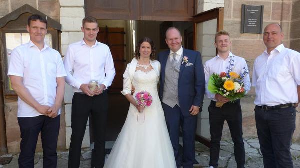 Im September 2020 haben sich Martina, geborene Hofmann, aus Sindersdorf und Johannes Hildebrand vom Freystädter Ortsteil Schöllnhof bei Bürgermeister Alexander Dorr im Freystädter Standesamt das Ja-Wort gegeben. Nun haben sie in der Wallfahrtskirche „Maria Hilf“ in Freystadt kirchlich geheiratet. Franziskanerpater Achilles erteilte ihnen den Ehesegen. Nach der Trauung formierte sich eine Delegation des Maibaumvereins Sindersdorf zum Spalier. Die Eheleute sind seit 14 Jahren ein Paar und inzwischen stolze Eltern von Max und Anna, ihrem zweieinhalbjährigen Zwillingspärchen. Die junge Familie wohnt in Schöllnhof im eigenen, neuen Haus, gleich neben ihrem landwirtschaftlichen Betrieb. Die Hochzeitsreise geht an den Tegernsee.