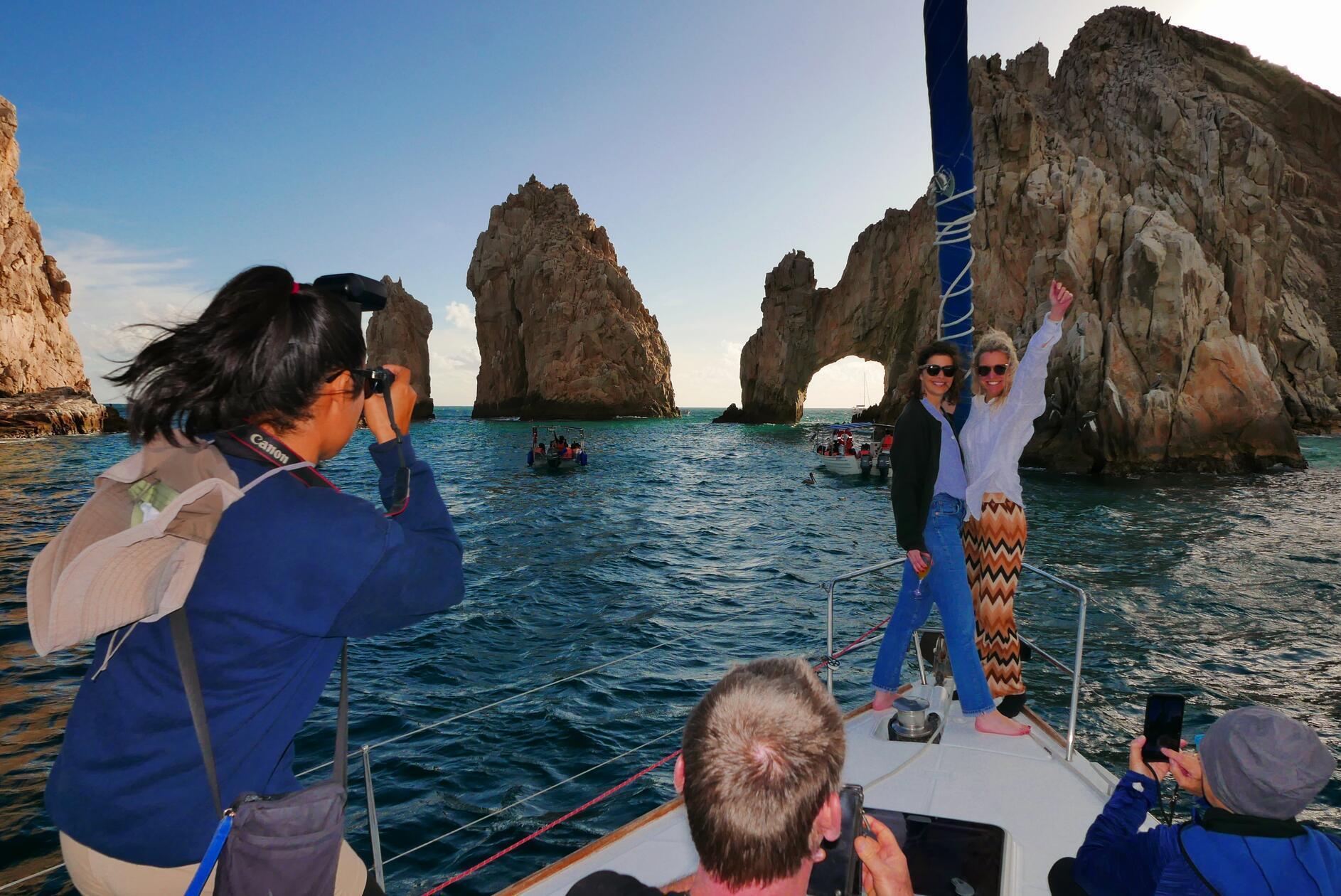 Ein Segelboot-Ausflug zum berühmten Bogen vor San Lucas.