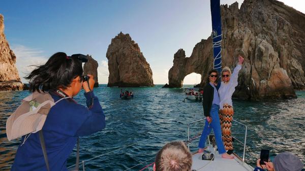 Ein Segelboot-Ausflug zum berühmten Bogen vor San Lucas.