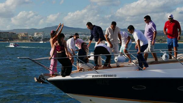 Unzählige Touristen dümpeln auf Booten vor San Lucas herum.