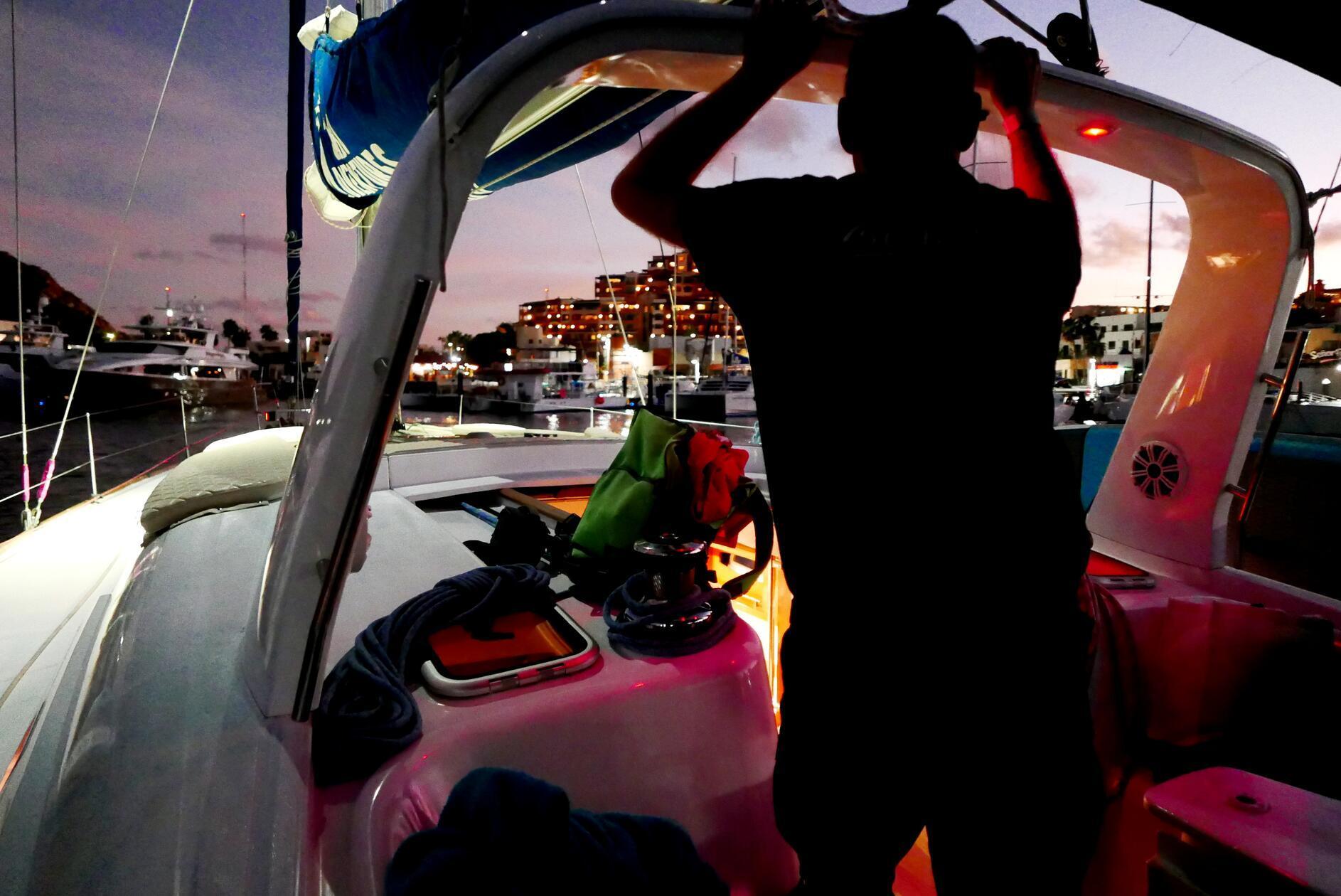 Abendliche Rückfahrt mit dem Segelboot in den Hafen von San Lucas.