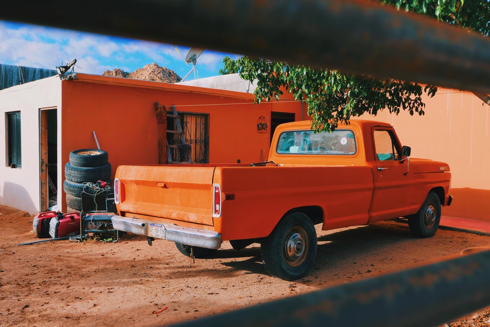 Eine Pueblo-Haus mit Pickup in Cabo Pulmo.