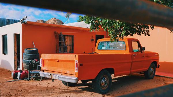 Eine Pueblo-Haus mit Pickup in Cabo Pulmo.