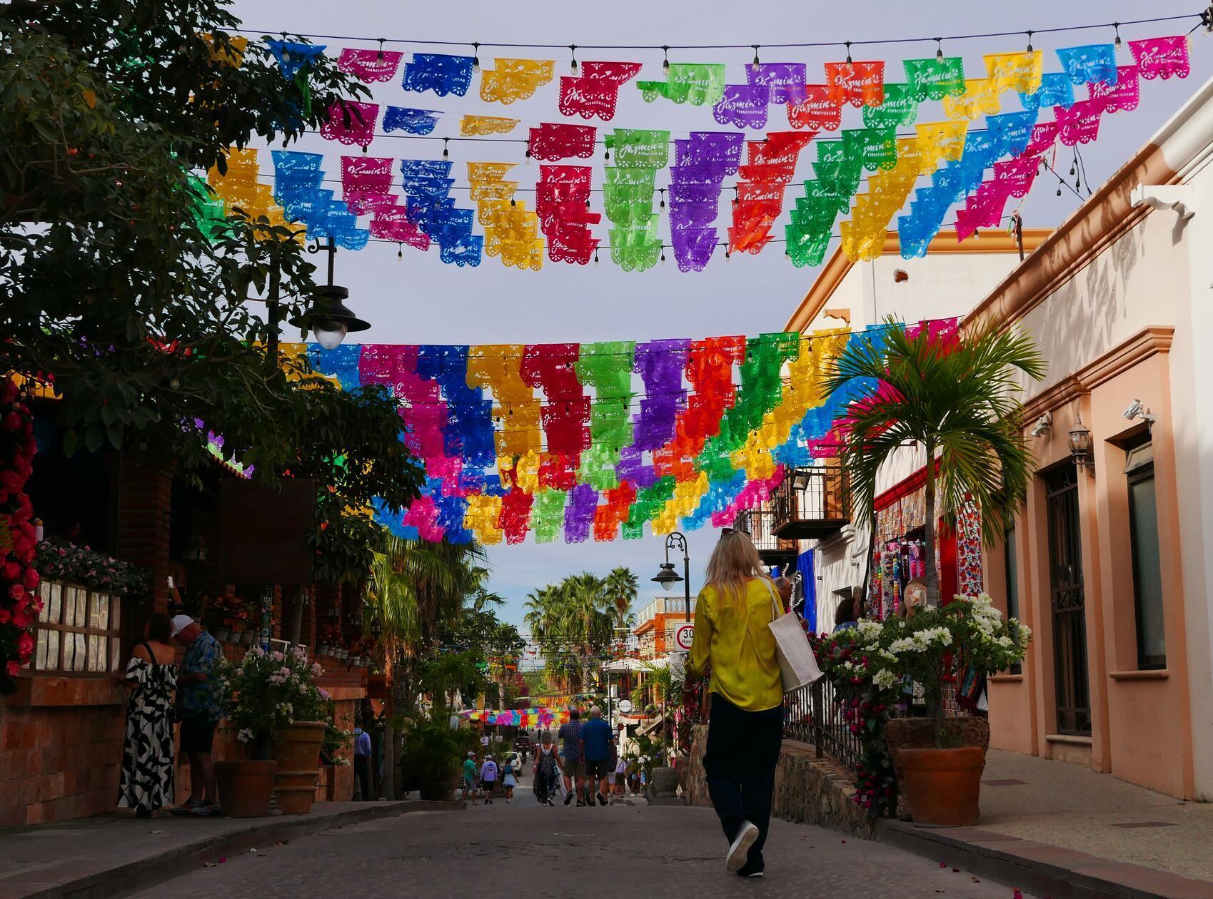 Bunte Flaggen in einer Straße in San José.
