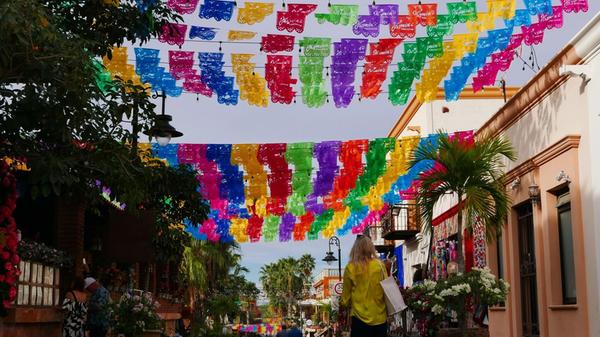 Bunte Flaggen in einer Straße in San José.