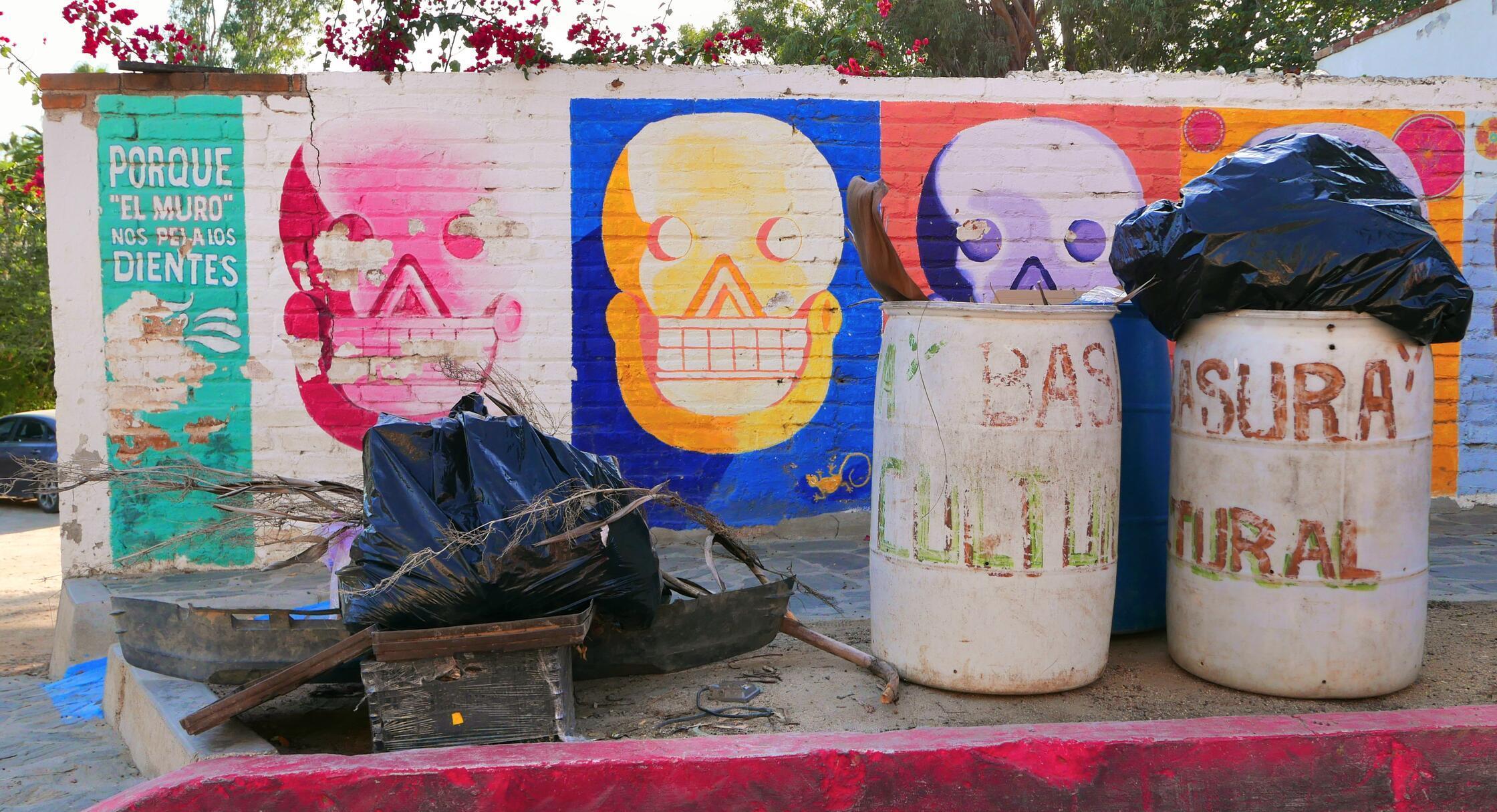Stilleben mit Mülltonnen in Todos Santos.