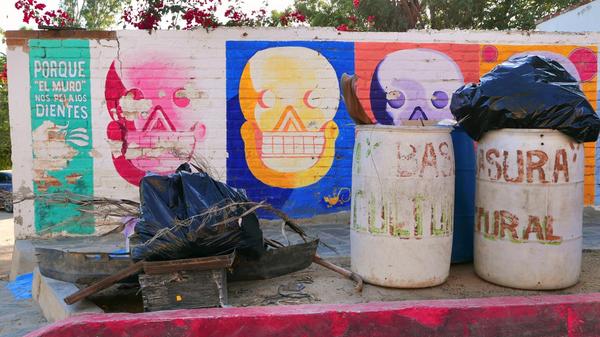 Stilleben mit Mülltonnen in Todos Santos.