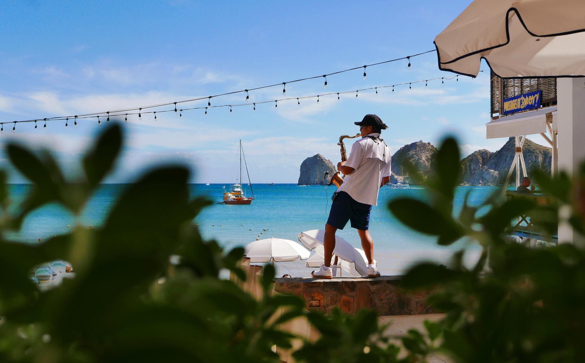 Im Bahia Beach Club bei San Lucas spielt tagsüber ein Saxofonist. Mindestverzehr für Strandstuhl-Besucher: 100 US-Dollar.