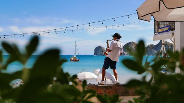 Im Bahia Beach Club bei San Lucas spielt tagsüber ein Saxofonist. Mindestverzehr für Strandstuhl-Besucher: 100 US-Dollar.