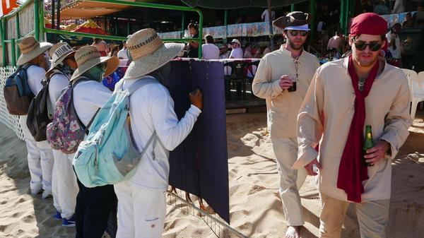 Ein Stückchen weiter stehen Bars wie am Ballermann auf Mallorca. Betrunkene US-Urlauber werden hier von fliegenden Verkäufern belagert.