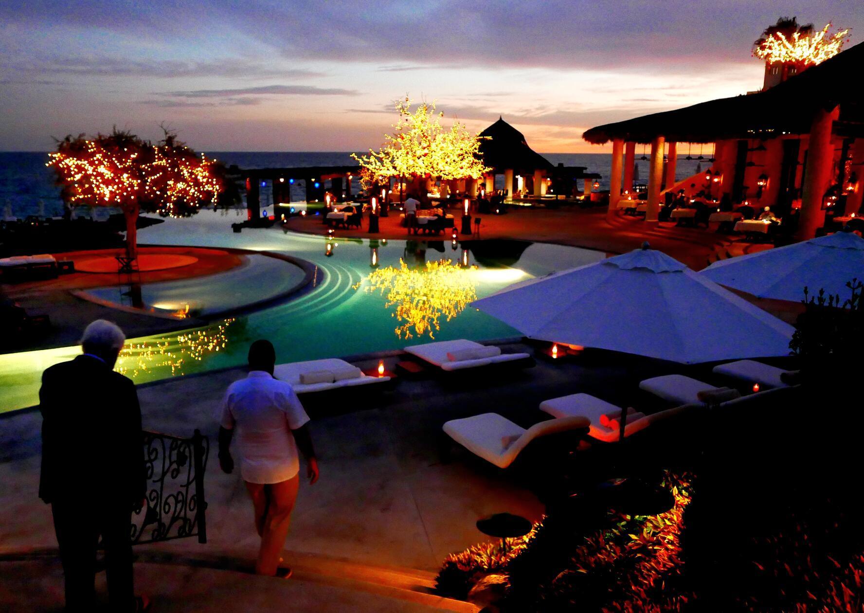 Im Sea Grill Restauarant kann man exquisit essen - die Getränke kosten allerdings auch um die 35 Dollar. Im Resort stehen auch Strandvillas zwischen 6.000 und 36.000 Dollar pro Nacht - so manche Hollywood-Stars quartieren sich dort ein.