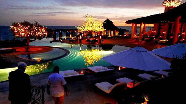 Im Sea Grill Restauarant kann man exquisit essen - die Getränke kosten allerdings auch um die 35 Dollar. Im Resort stehen auch Strandvillas zwischen 6.000 und 36.000 Dollar pro Nacht - so manche Hollywood-Stars quartieren sich dort ein.