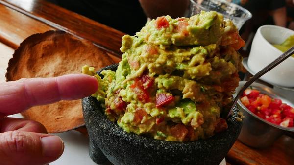 Günstiger kann man in lokalen kleinen Restaurants essen - hier ein Berg von Guacamole.