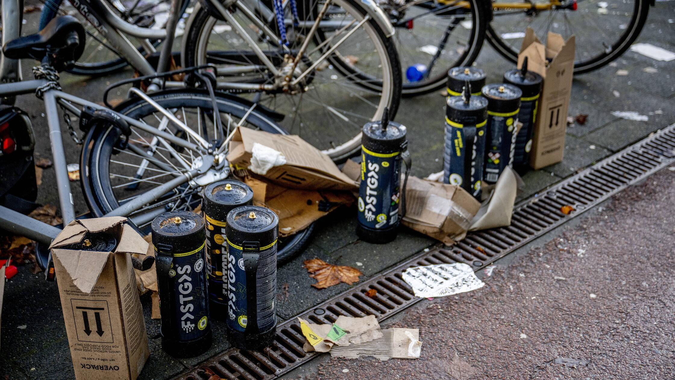 ROTTERDAM - Law enforcement officers remove 100 ni