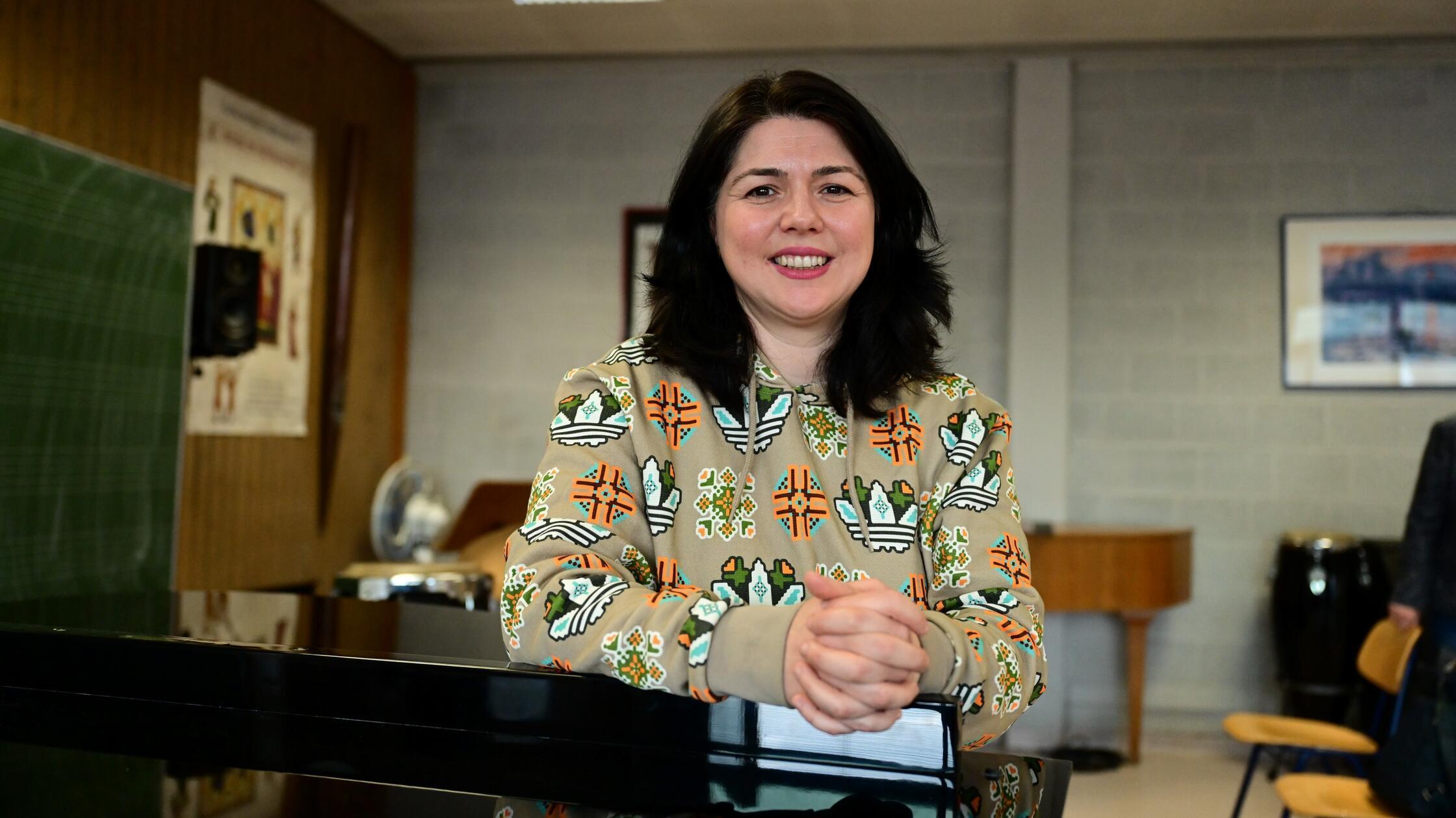 Komponistin-Sinem-Altan-gestaltet-interaktive-Musikstunde-am-Forchheimer-Herder-Gymnasium