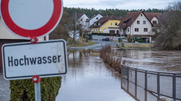 Hochwasser in Oberfranken: Straßen und Häuser st