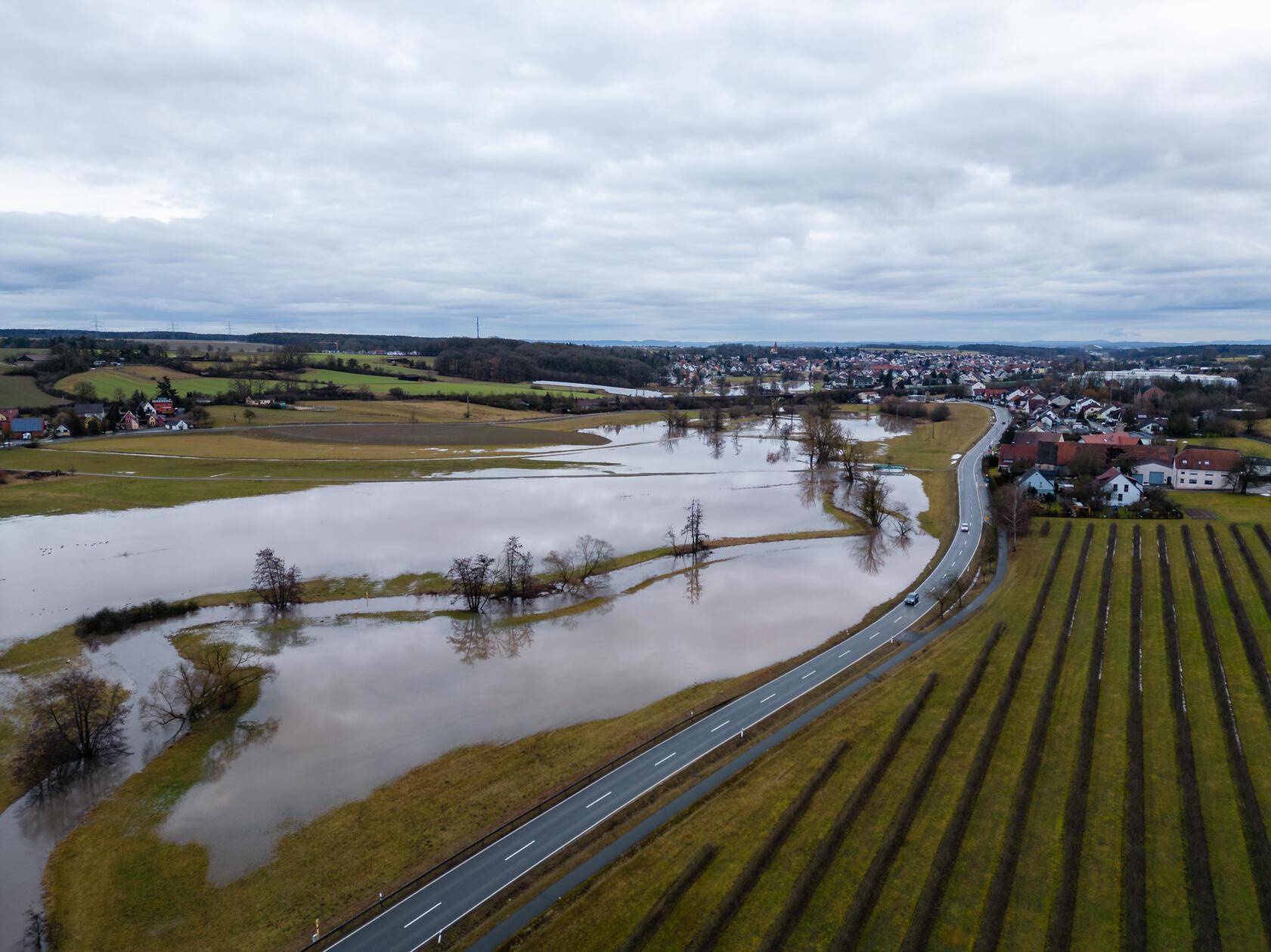 Am Donnerstagmorgen ist nun auch die Zenn in Höhe Veitsbronn im Landkreis Fürth weit über ihr Flussbett getreten, berichtet die Nachrichtenagentur News5.