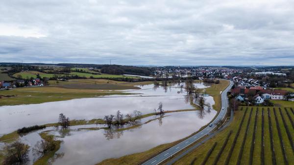 Am Donnerstagmorgen ist nun auch die Zenn in Höhe Veitsbronn im Landkreis Fürth weit über ihr Flussbett getreten, berichtet die Nachrichtenagentur News5.