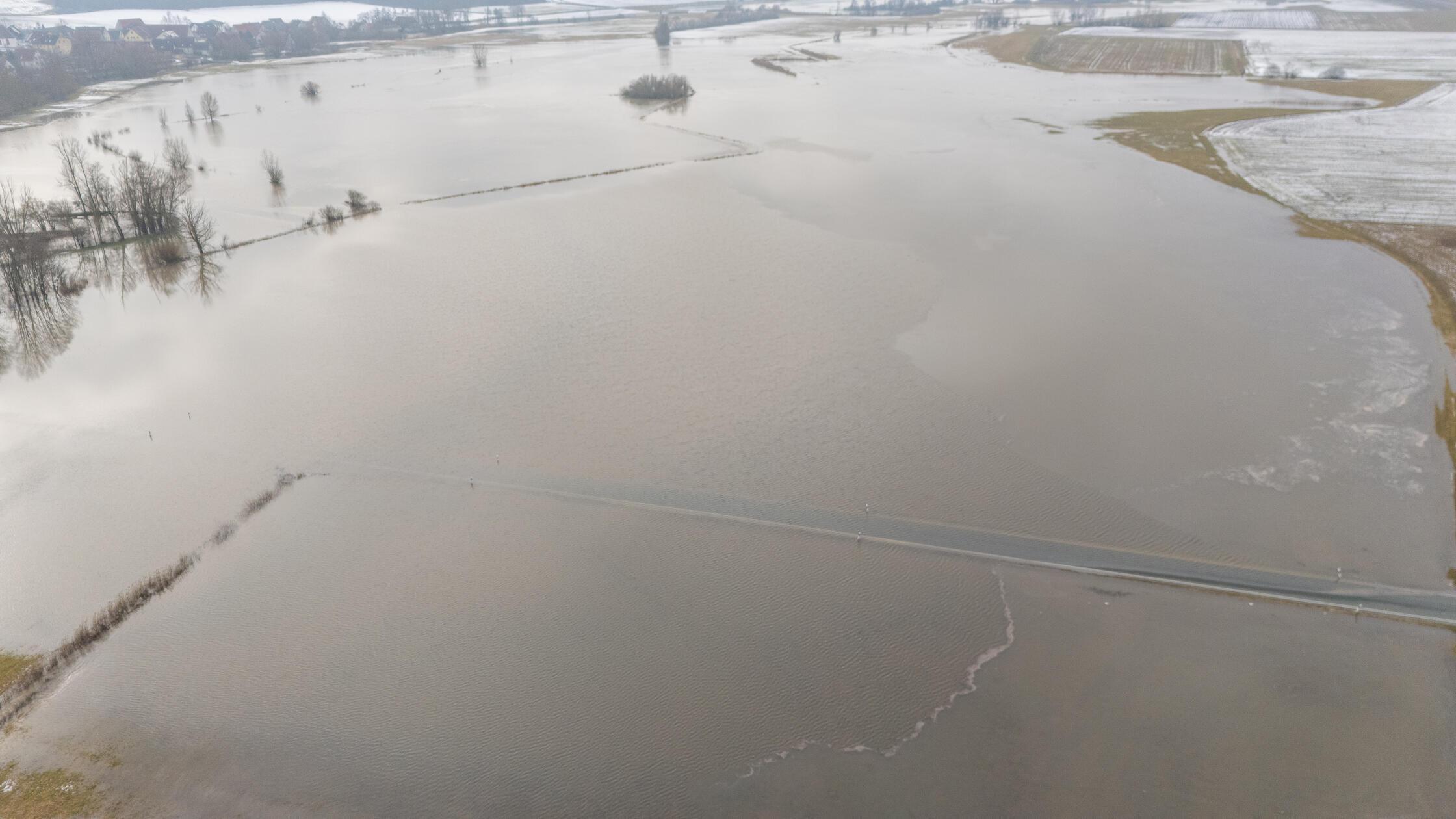 Dem Wasserwirtschaftsamt Nürnberg zufolge liegt der Pegelstand bei Geierndorf an der Aisch derzeit in der Meldestufe zwei. Das bedeutet: EInzelne bebaute Grundstücke oder Keller sind überflutet oder können es werden. Hinzu kommen Sperrungen überörtlicher Verkehrsverbindungen. Vereinzelt ist zudem Wasser- oder Dammwehr erforderlich.