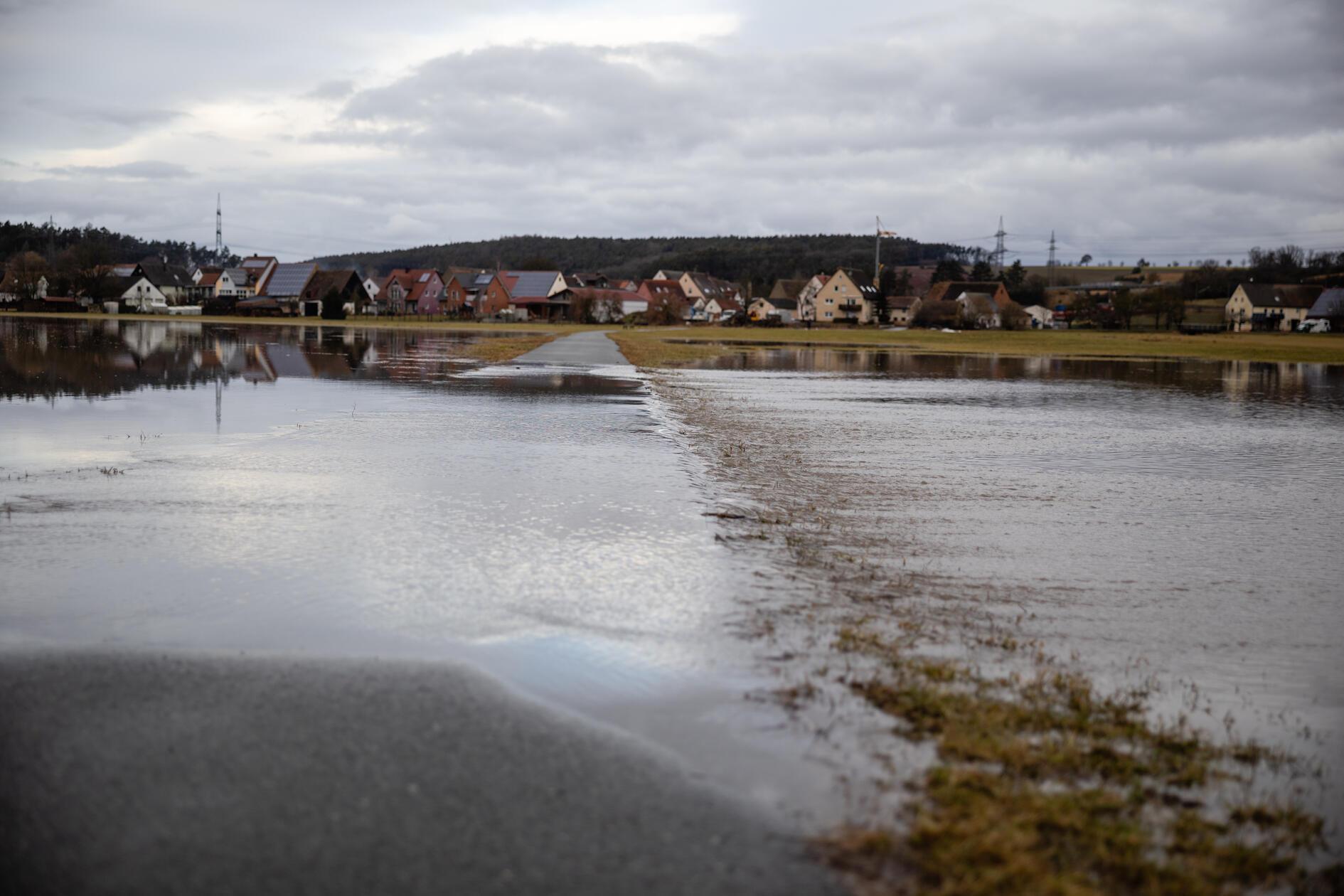 Einzelne Wege und kleine Straßen werden überflutet, heißt es weiter.