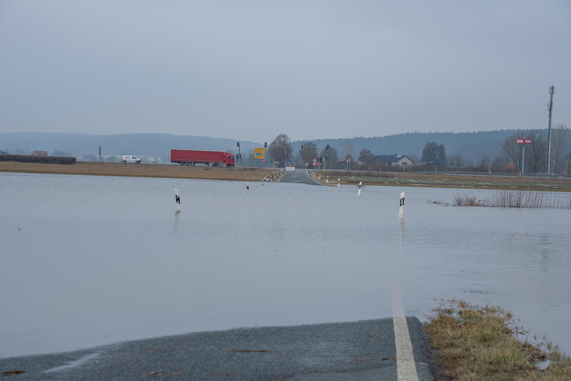 Auch die Verbindungsstraße zwischen Sterpersdorf und Lonnerstadt im Aischgrund ist aufgrund starker Überflutungen gesperrt.