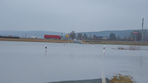 Auch die Verbindungsstraße zwischen Sterpersdorf und Lonnerstadt im Aischgrund ist aufgrund starker Überflutungen gesperrt.