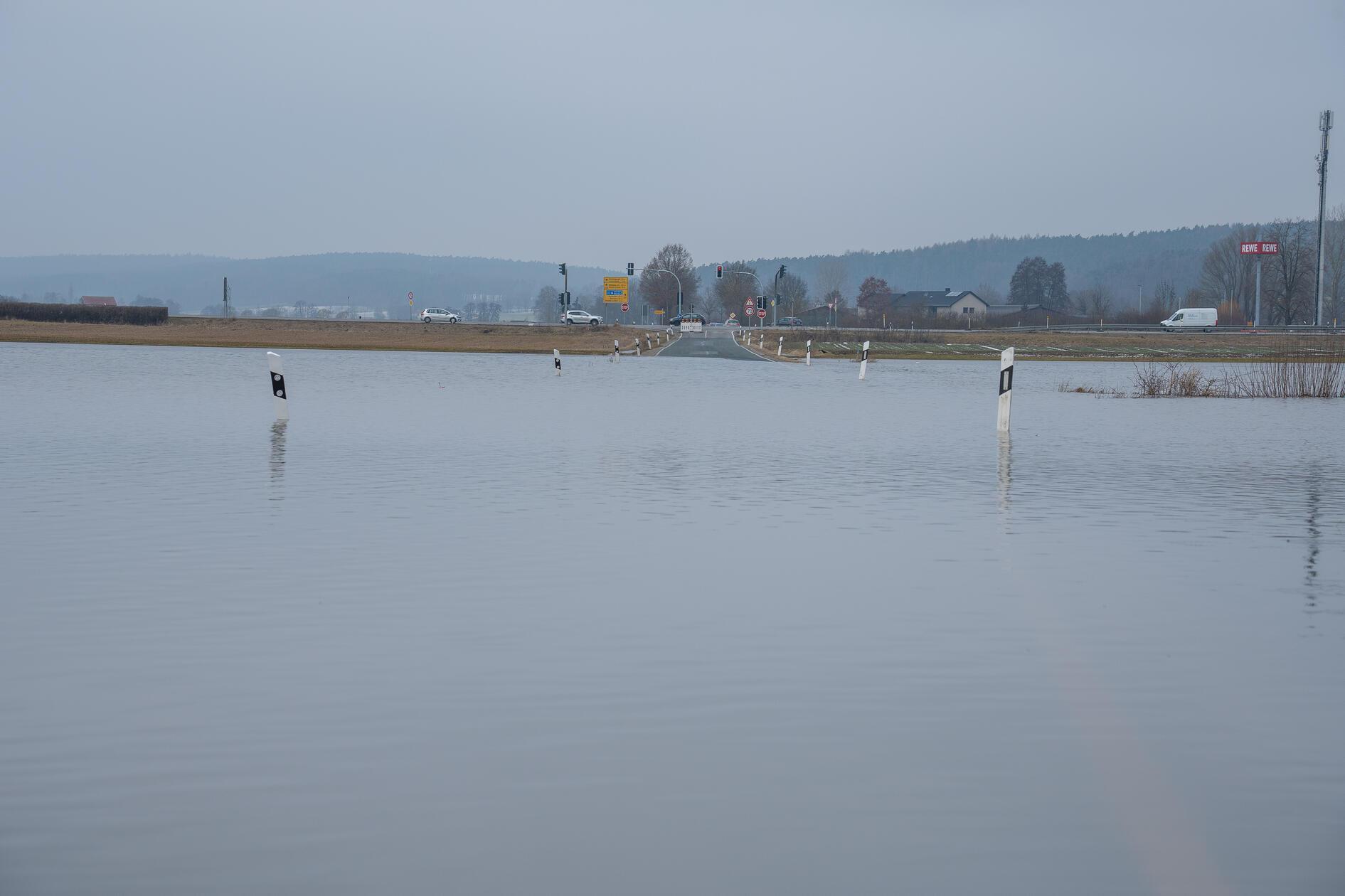 Hier ist kein Durchkommen: Dort wo eigentlich die Straße verläuft steht derzeit Wasser.