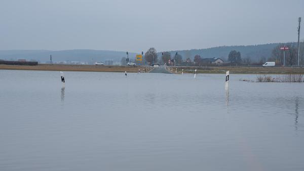 Hier ist kein Durchkommen: Dort wo eigentlich die Straße verläuft steht derzeit Wasser.