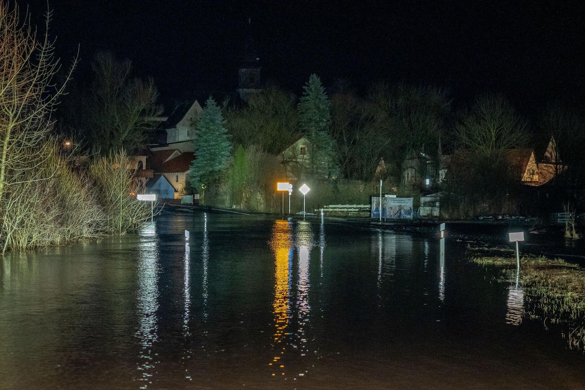 In den Landkreisen Bamberg und Haßberge bleibt die Hochwasserlage weiterhin angespannt. Wie einer Warnkarte des Hochwassernachrichtendienstes Bayern zu entnehmen ist, gilt für die Landkreise Bamberg und Coburg aktuell die Warnstufe 3, welche eine Warnung vor Überschwemmungen für bebaute Gebiete bedeutet.