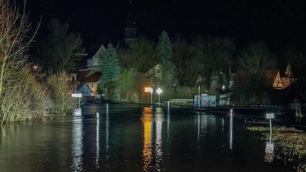 In den Landkreisen Bamberg und Haßberge bleibt die Hochwasserlage weiterhin angespannt. Wie einer Warnkarte des Hochwassernachrichtendienstes Bayern zu entnehmen ist, gilt für die Landkreise Bamberg und Coburg aktuell die Warnstufe 3, welche eine Warnung vor Überschwemmungen für bebaute Gebiete bedeutet.