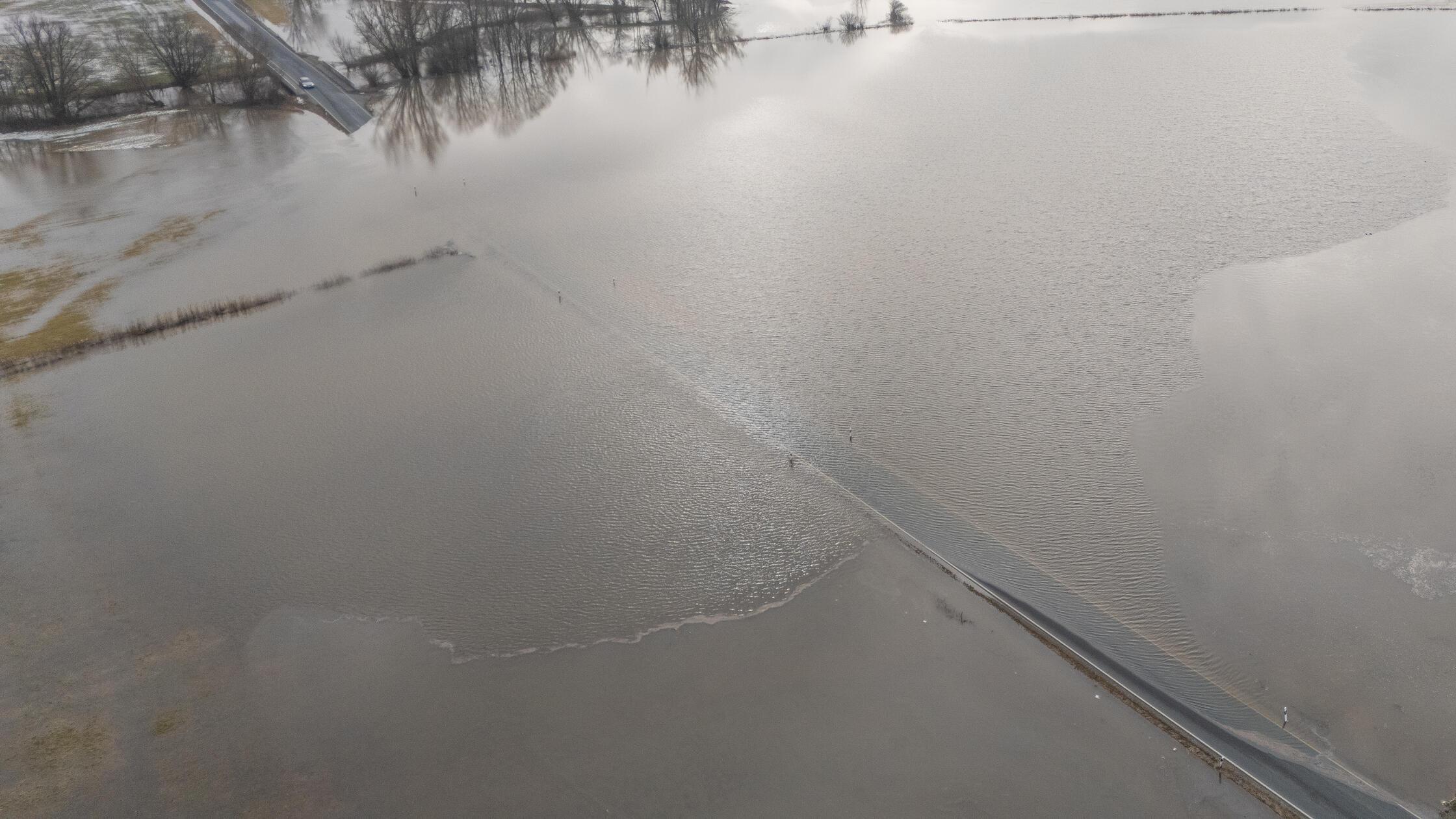 Grund für die Überschwemmungen und Ausurferungen ist dem Wasserwirtschaftsamt Nürnberg zufolge die abfließende Schneeschmelze, die die Wasserstände in den Gewässern derzeit ansteigen lässt.