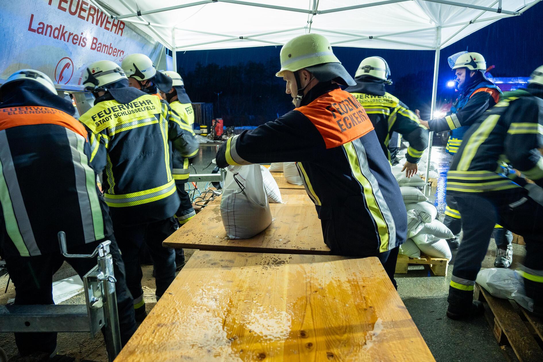Am Mittwochnachmittag wurde die Feuerwehr Schlüsselfeld wegen immer weiter ansteigendem Wasserpegel vom Bauhof und der Kläranlage alarmiert.