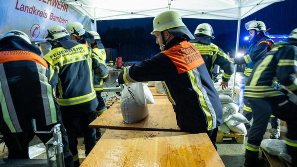 Am Mittwochnachmittag wurde die Feuerwehr Schlüsselfeld wegen immer weiter ansteigendem Wasserpegel vom Bauhof und der Kläranlage alarmiert.