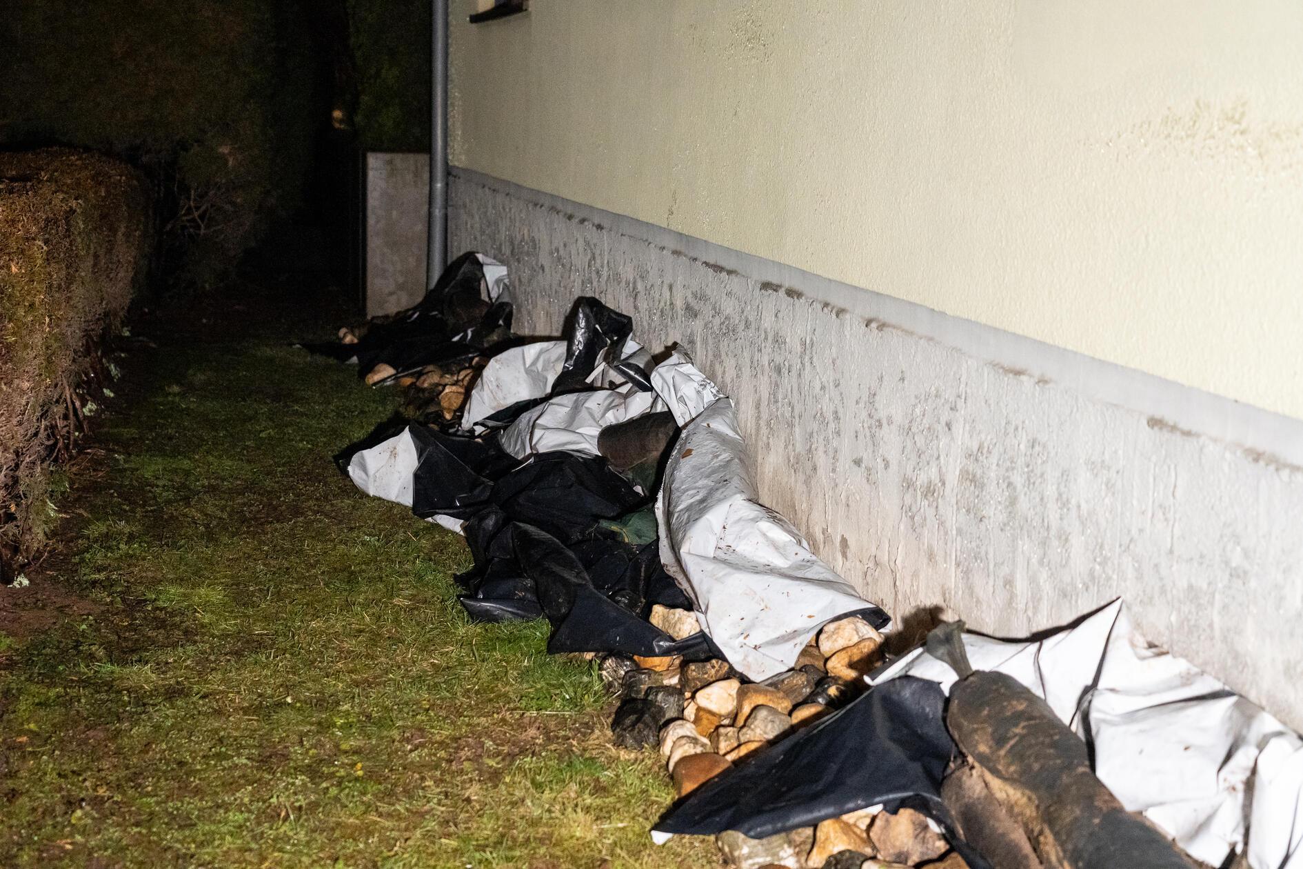 Da die Pegel nah an der Grenze waren, die für die Anwohner und ihre Häuser gefährlich werden kann, entschied sich die Feuerwehr zur Einrichtung einer Abschnittsführungsstelle, um Einsätze koordinieren zu können.
