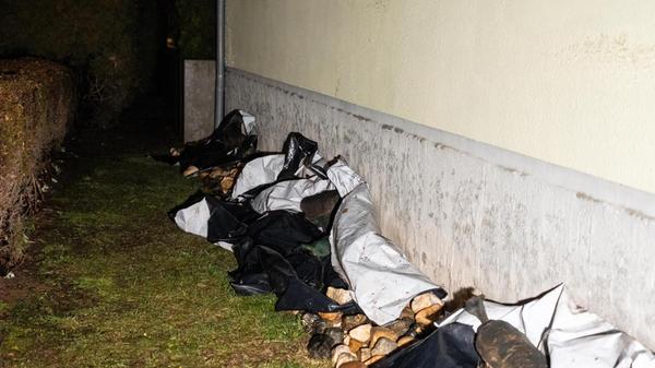 Da die Pegel nah an der Grenze waren, die für die Anwohner und ihre Häuser gefährlich werden kann, entschied sich die Feuerwehr zur Einrichtung einer Abschnittsführungsstelle, um Einsätze koordinieren zu können.