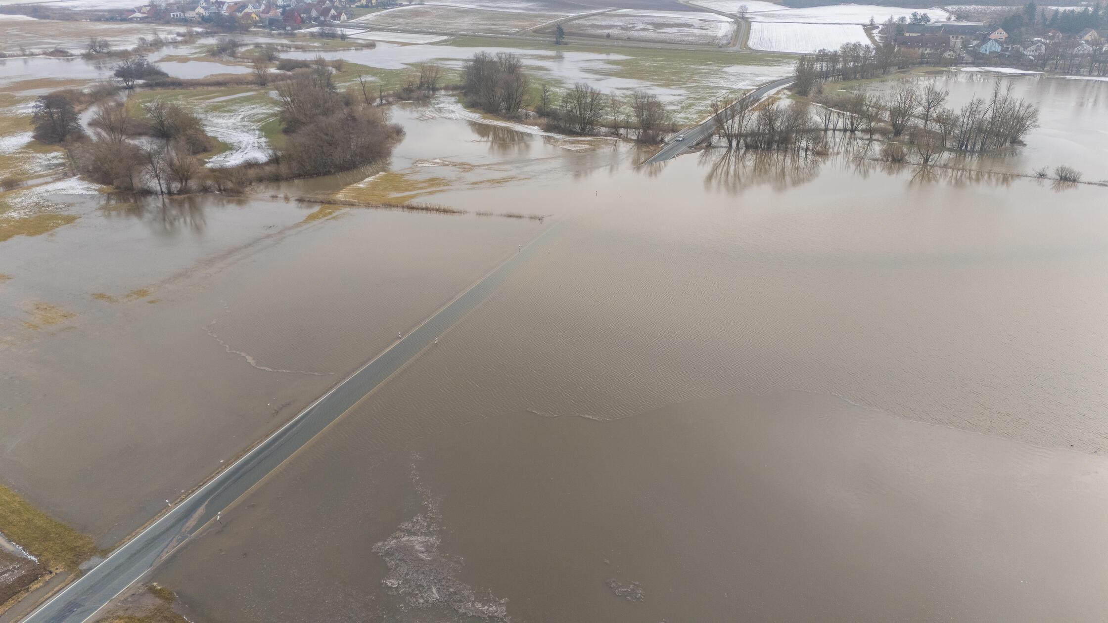 Von der Hochwasser-Warnung des Wasserwirtschaftsamts betroffen sind neben dem Landkreis Erlangen-Höchstadt derzeit auch etwa der Landkreis Forchheim, die Stadt und der Landkreis Bamberg sowie die Stadt und der Landkreis Ansbach. Aktuelle Entwicklungen veröffentlicht der Hochwassernachrichtendienst Bayern online.