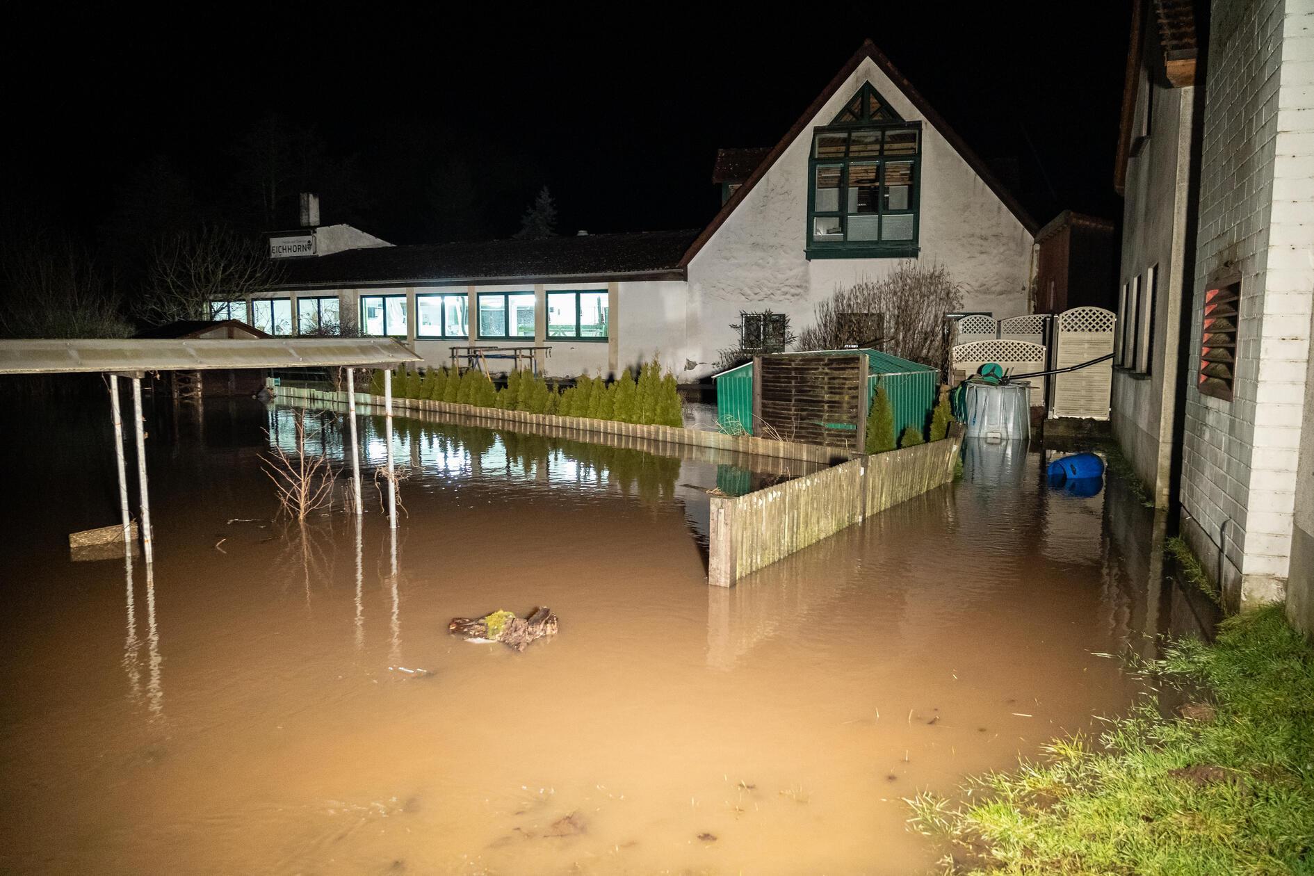 Insgesamt seien zehn Einsätze eingelaufen, darunter unter Wasser stehende Keller. Die Feuerwehr habe insgesamt 15 Paletten mit Sandsäcken befüllt, die für die Gemeinden Erbrach, Burgwindheim und Schlüsselfeld bestimmt sind.