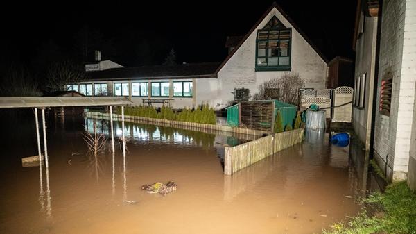 Insgesamt seien zehn Einsätze eingelaufen, darunter unter Wasser stehende Keller. Die Feuerwehr habe insgesamt 15 Paletten mit Sandsäcken befüllt, die für die Gemeinden Erbrach, Burgwindheim und Schlüsselfeld bestimmt sind.