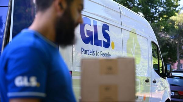 Ein Paketbote des Paketdienstleisters GLS geht mit