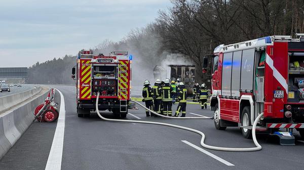 Lastwagenbrand auf der A3: Sattelauflieger steht i