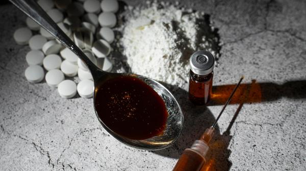 Symbolbild Drogen und illegale Substanzen. Ein Löf