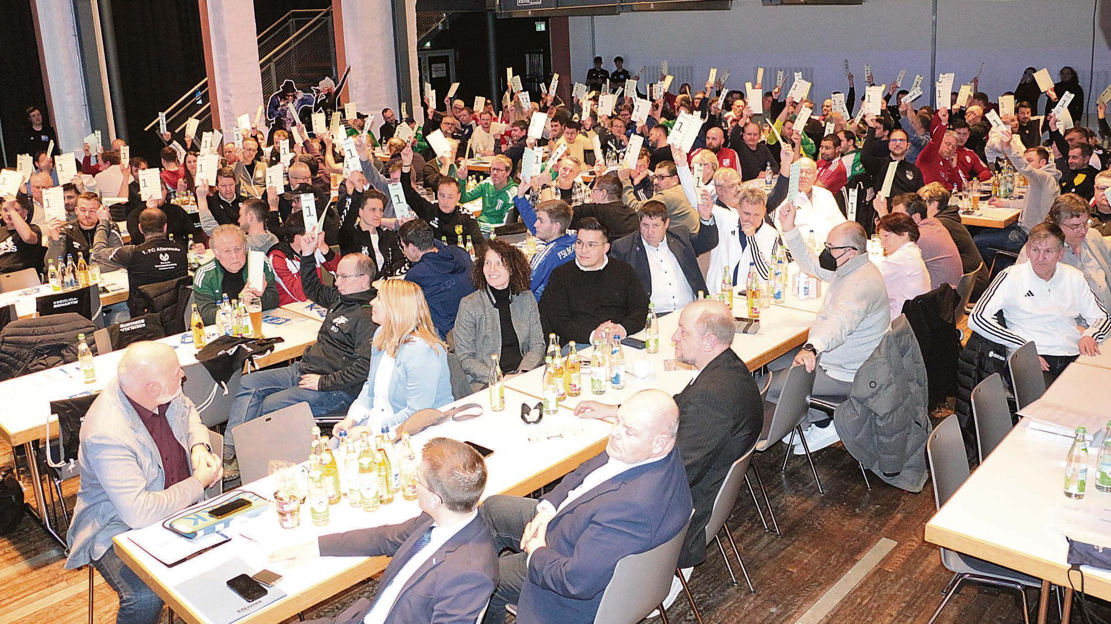 Wie-sehen-das-die-heimischen-Fu-ballvereine-mit-Verl-ngerung-Ampelkarte-und-Zeitstrafe-