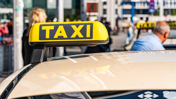 Taxifahrer 21.09.2024, Berlin Taxifahrer vor dem H